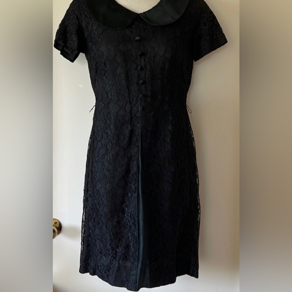 Vintage 1960’s.Black Lace Wiggle Dress. PeterPan Silk collar,front buttons.US8.